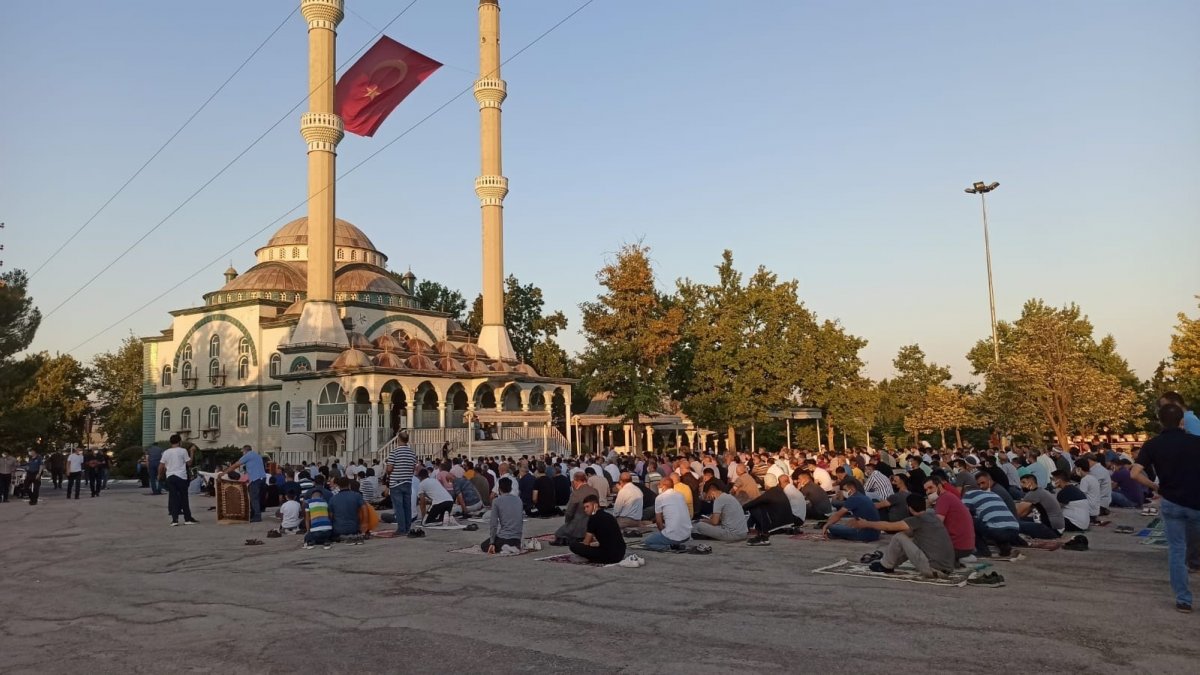 Malatya'da bayram namazında camiler doldu