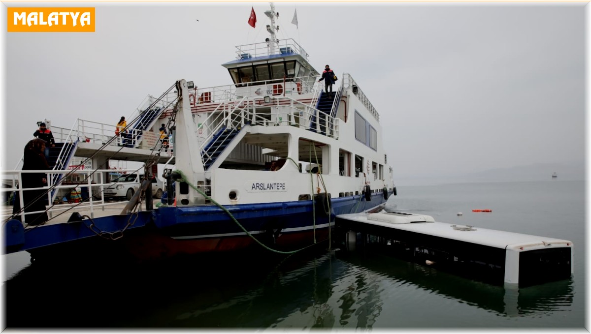 Malatya'da belediye otobüsü baraj gölüne uçtu: 3 yaralı