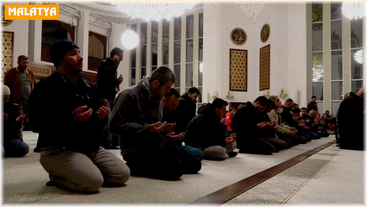 Malatya'da Berat Kandili dualarla idrak edildi