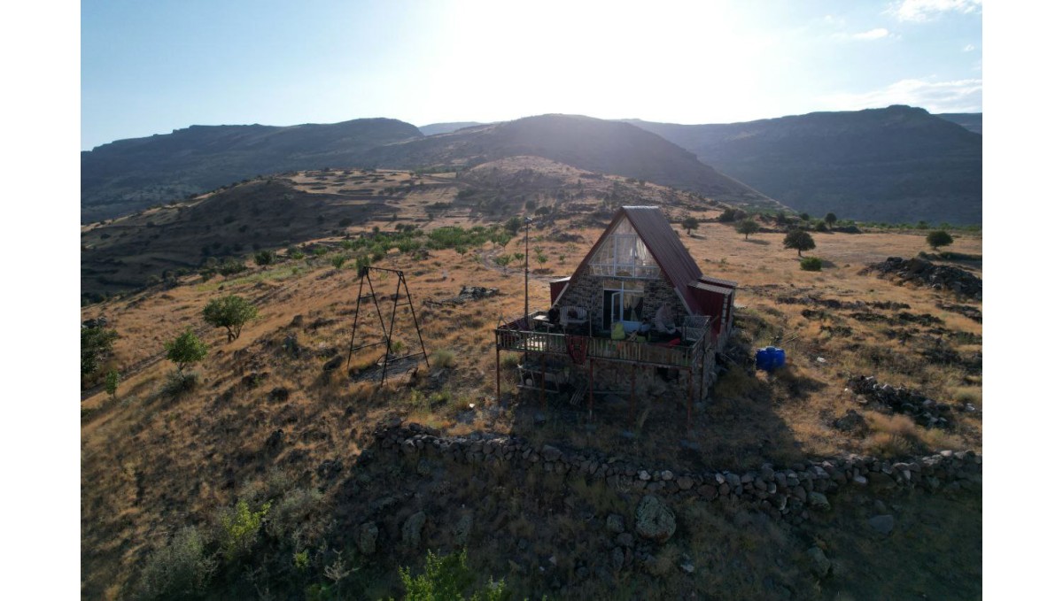 Malatya'da bin 600 rakımdaki bungalov evi görenler bir daha bakıyor