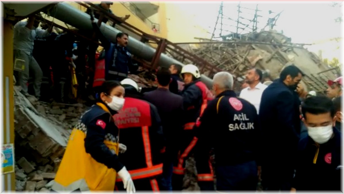 Malatya'da bina çöktü, enkaz altında kalanlar var
