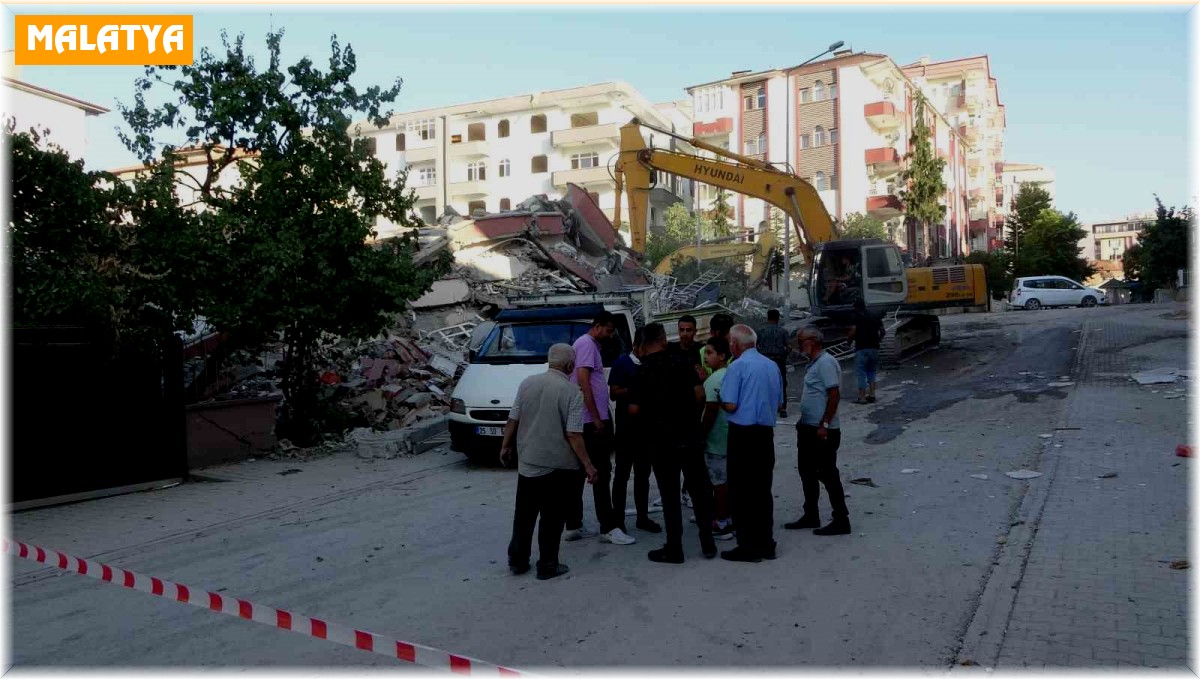 Malatya'da "Bina çöktü, iş makinesi altında kaldı" ihbarı polisi alarma geçirdi