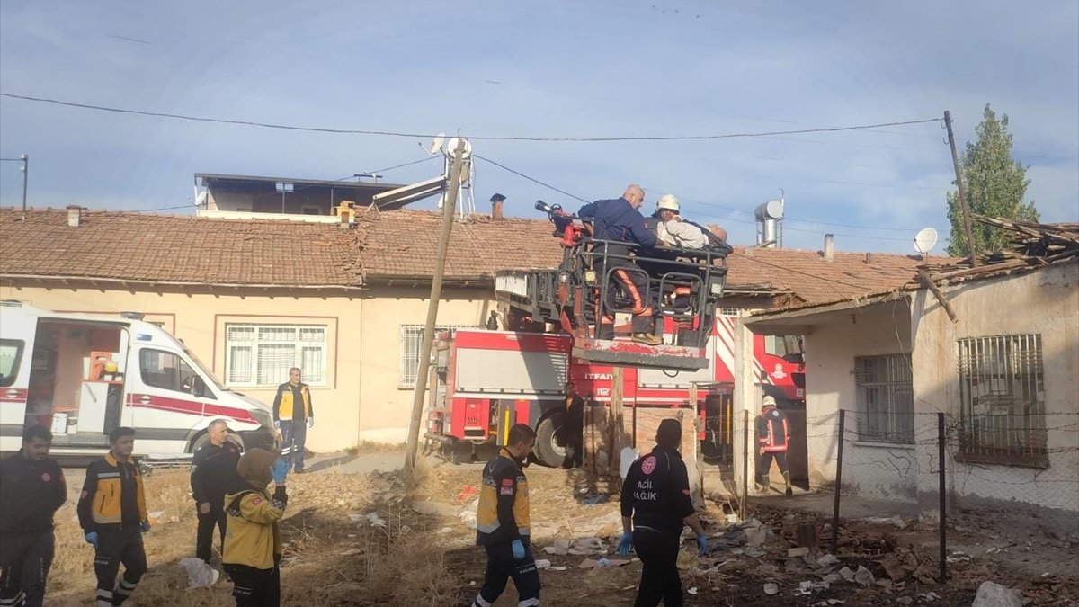 Malatya'da bir evin sökülen çatısı çöktü, 1 kişi yaralandı