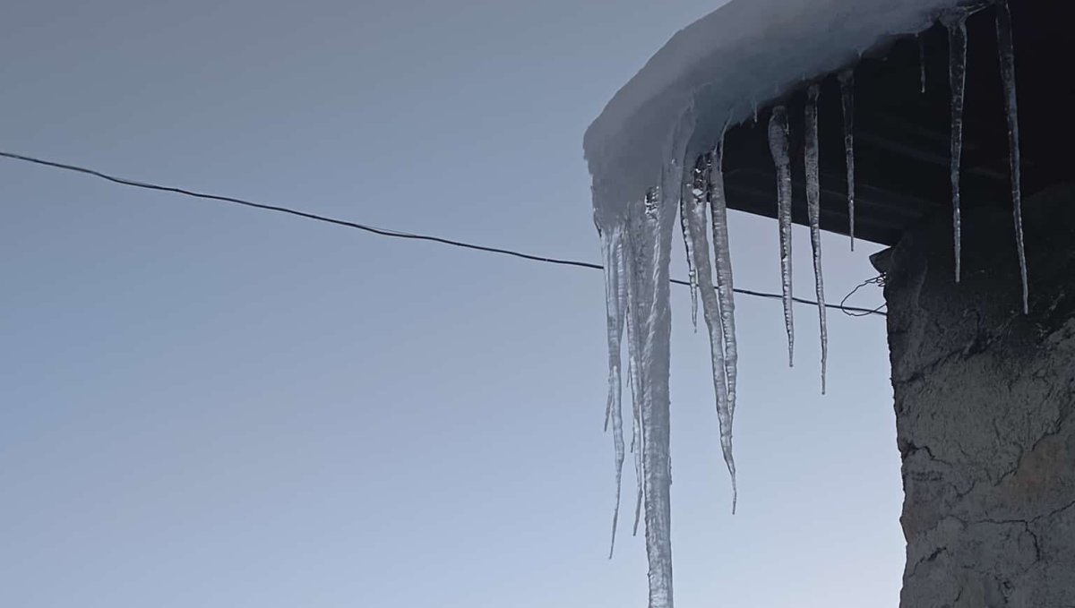 Malatya'da buz sarkıtları metreyle ölçüldü