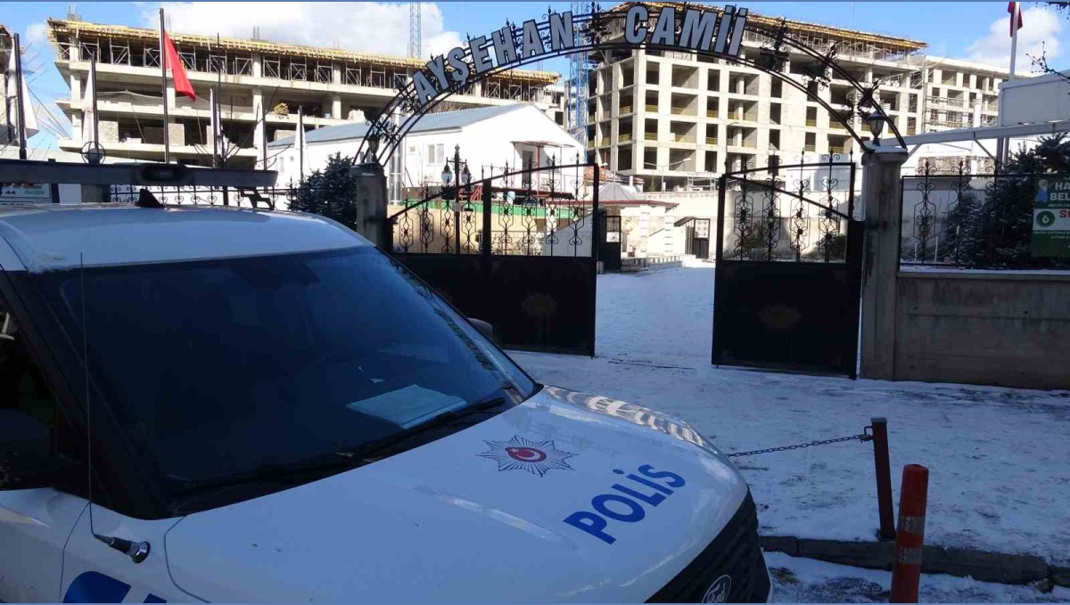 Malatya'da cami tuvaletinde baygın bulunan genç hastaneye kaldırıldı