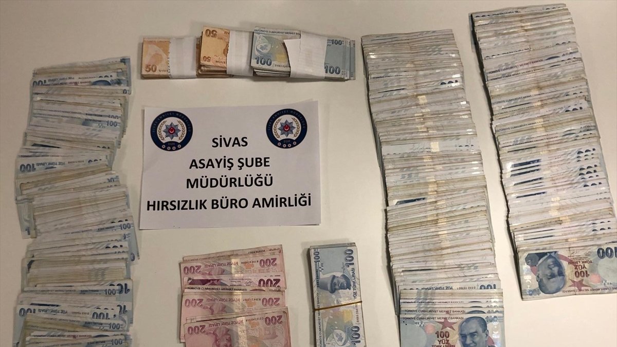 Malatya'da camını kırdıkları otomobilden gasbettikleri parayla Sivas'ta yakalandılar