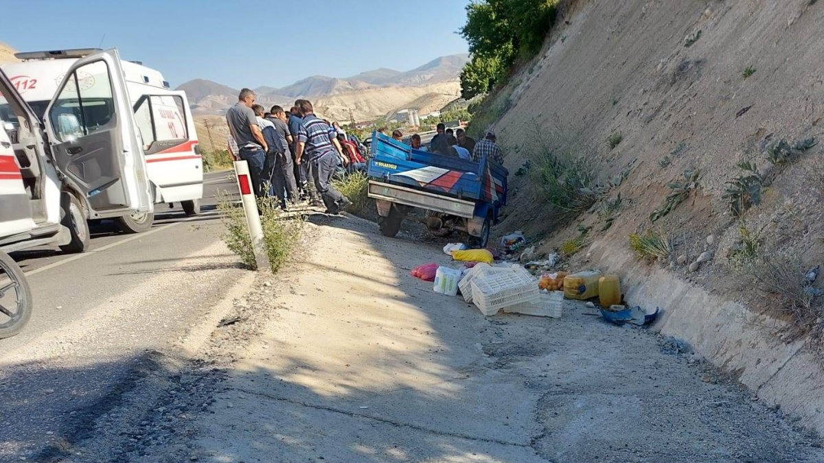 Malatya'da çapa motoru devrildi: 1'i ağır 3 yaralı