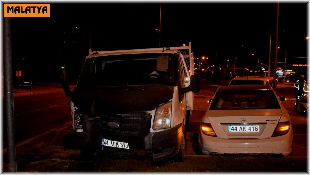 Malatya'da çarpışan 2 araç refüje çıktı: 2 yaralı