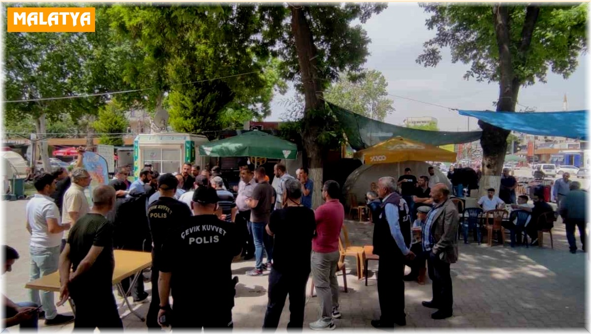 Malatya'da çarşı merkezinde kaldırımlardaki tezgahlar kaldırılıyor