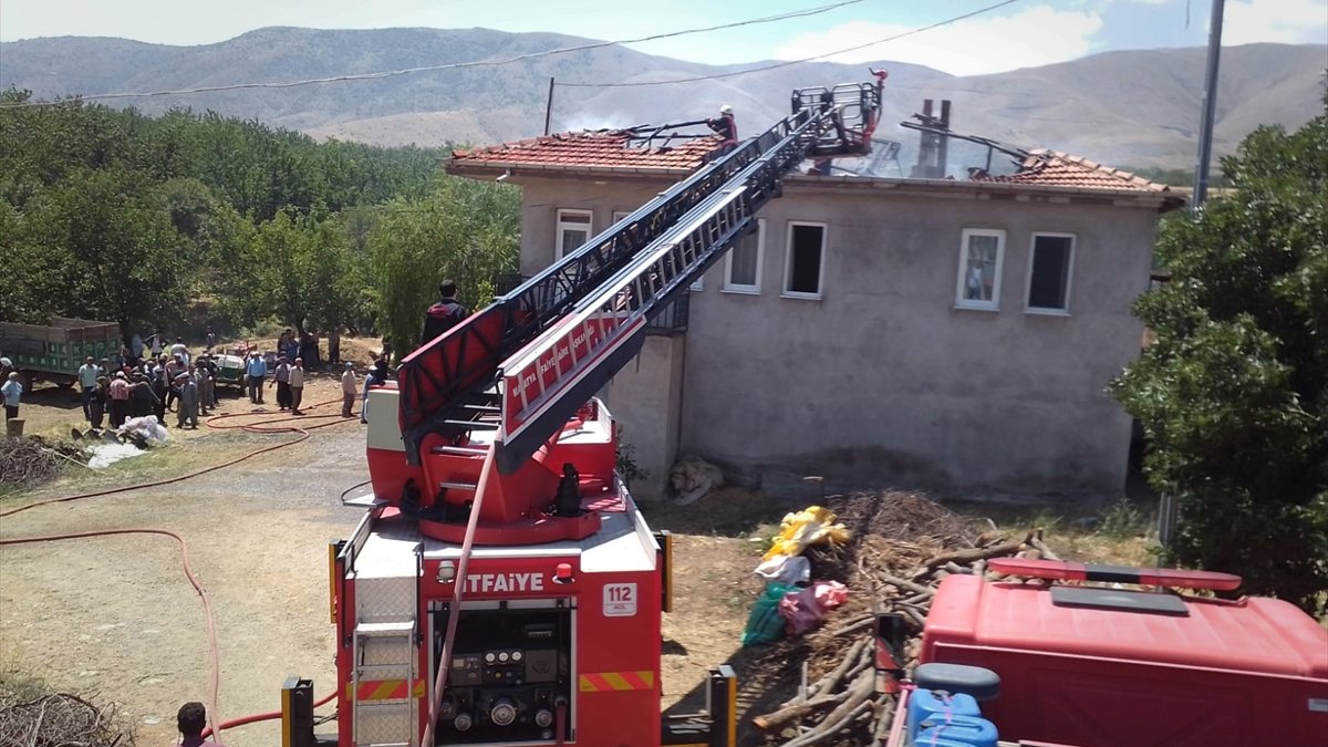 Malatya'da çatı yangını söndürüldü