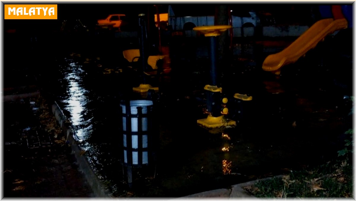 Malatya'da çocuk parkında patlayan su borusu yapılmayınca vatandaş çileden çıktı