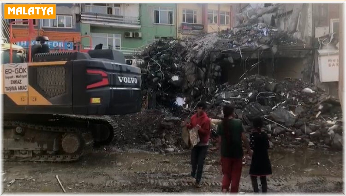 Malatya'da çocuklar enkaz alanında tehlikeye aldırış etmeden hurda topluyor