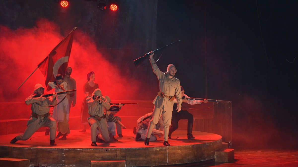 Malatya'da "Cumhuriyet'e Doğru" adlı tiyatro oyunu sahnelendi