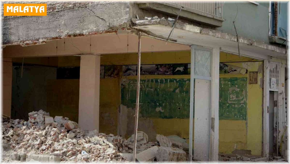 Malatya'da depremde ağır hasar gören bina tehlike saçıyor