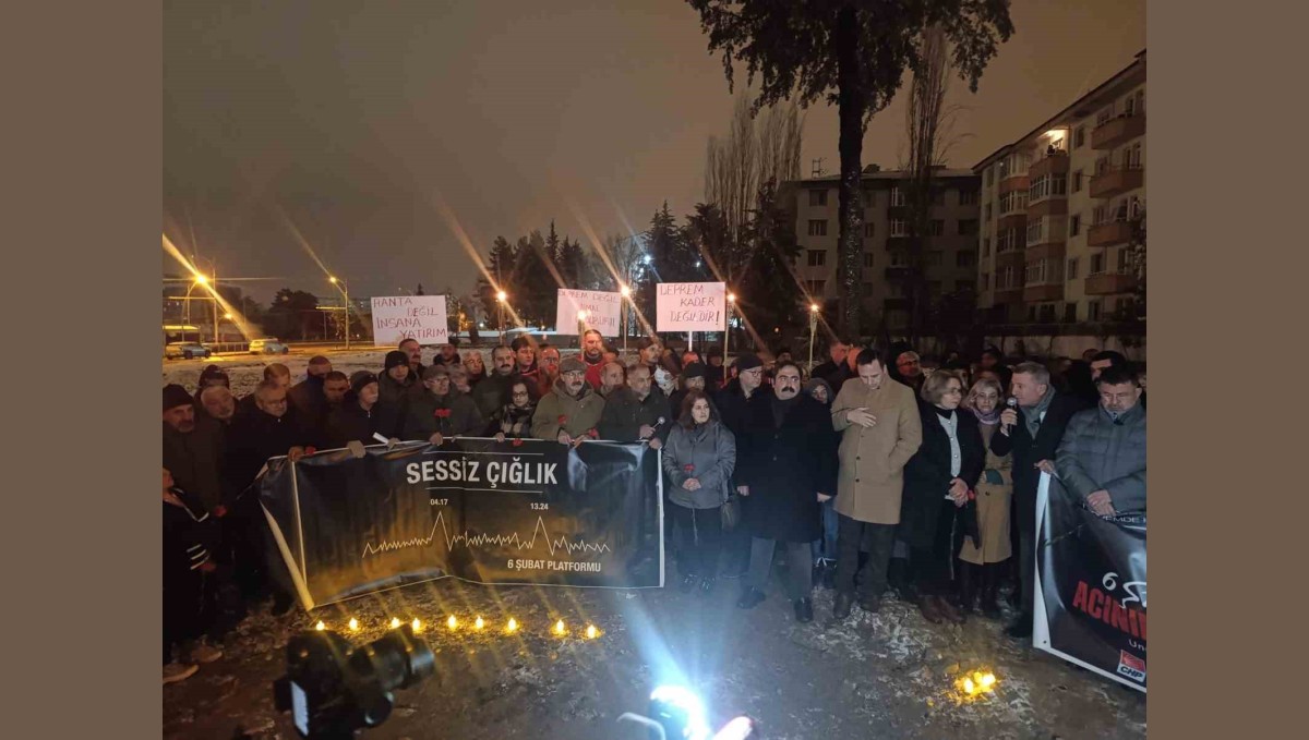 Malatya'da depremde hayatını kaybedenler 04.17'de unutulmadı