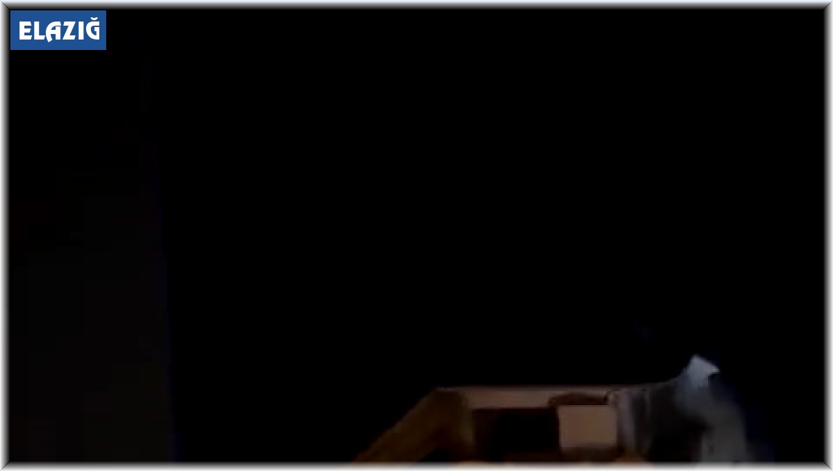 Malatya'da depremde yıkılan ağır hasarlı bina paniğe neden oldu