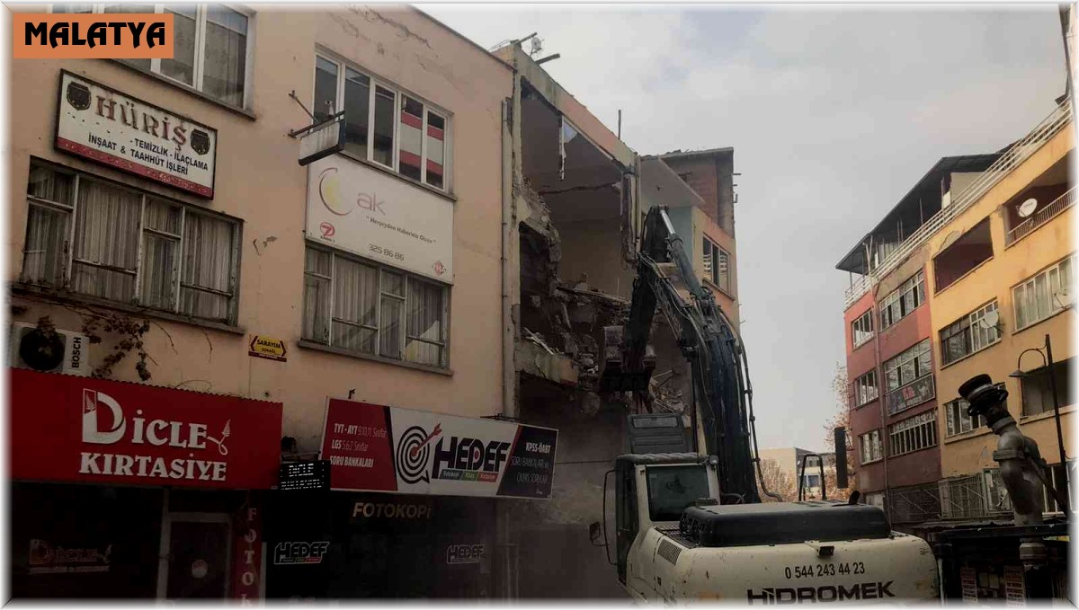 Malatya'da depremden zarar gören bir bina daha yıkıldı
