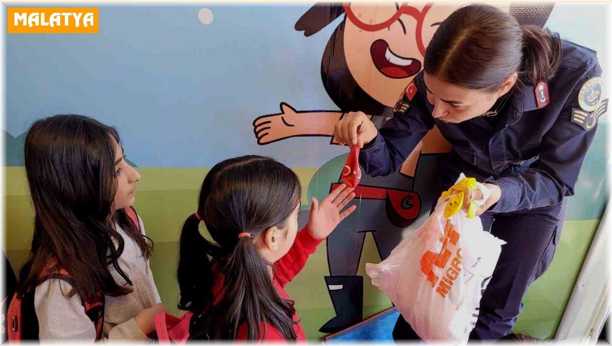 Malatya'da depremzede çocuklara jandarma şefkati