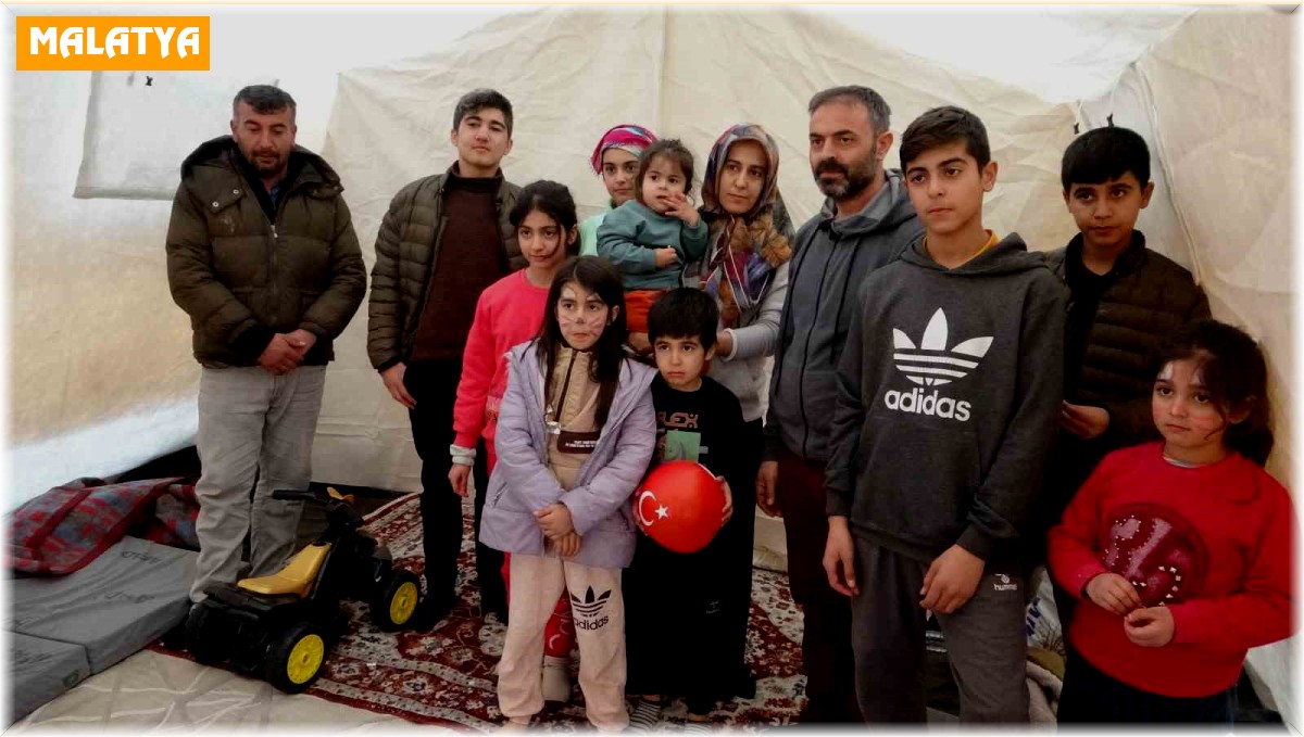 Malatya'da depremzedeler çadır kentte hayata tutunuyor