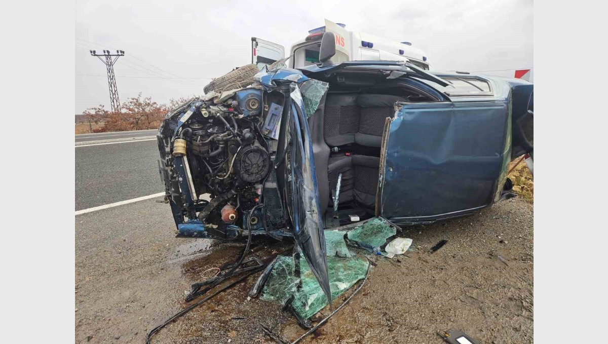 Malatya'da devrilen araç kağıt gibi dağıldı