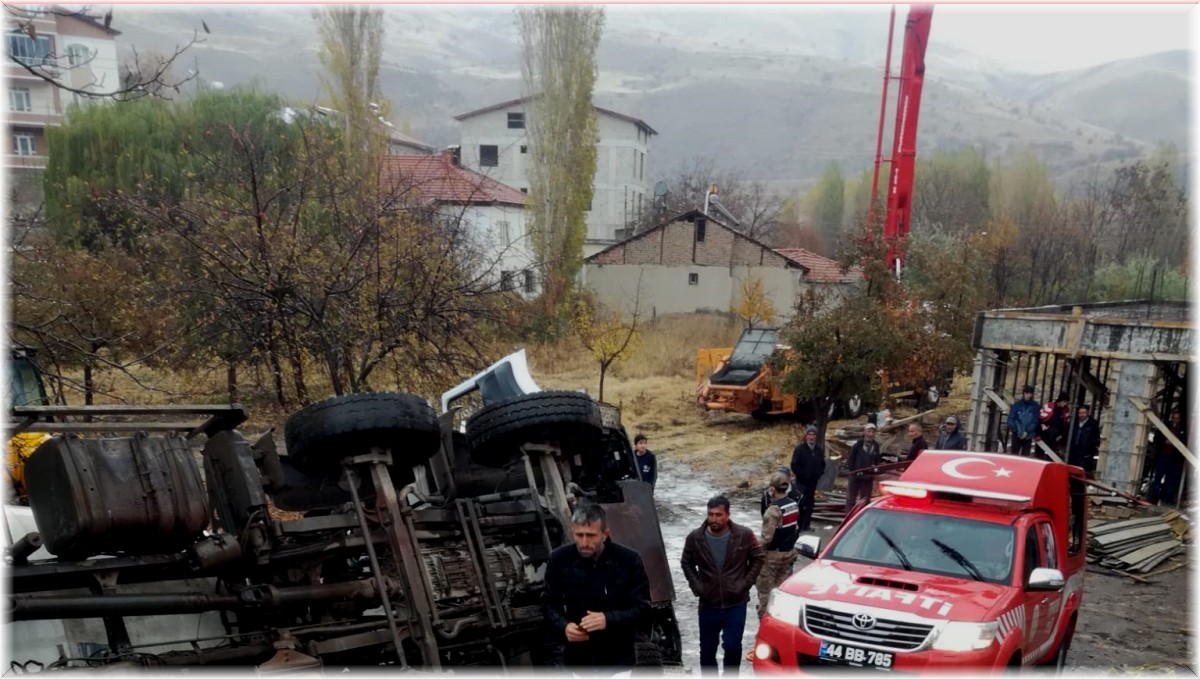 Malatya'da devrilen beton mikserinin sürücüsü araçta sıkıştı
