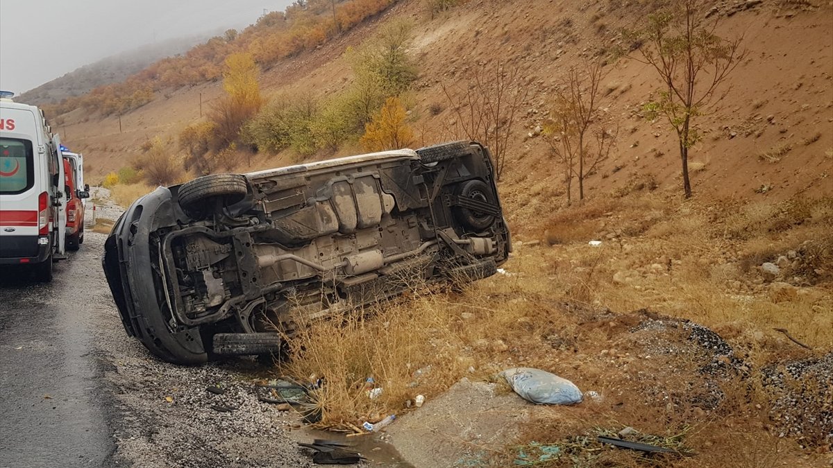 Malatya'da devrilen hafif ticari araçtaki 3 kişi yaralandı