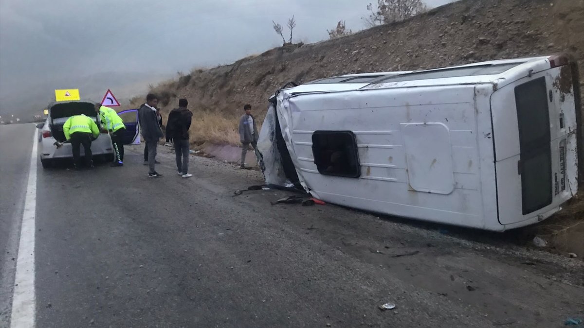 Malatya'da devrilen minibüsteki 4 kişi yaralandı