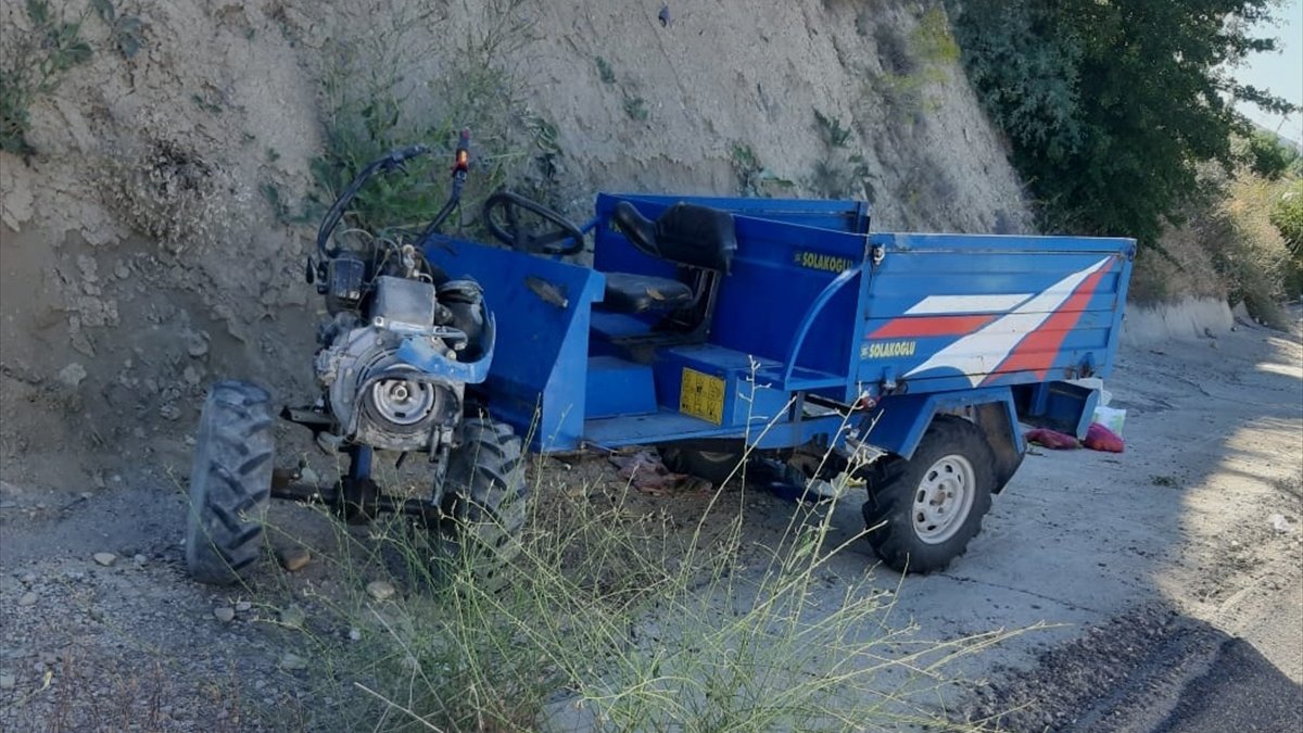 Malatya'da devrilen tarım aracındaki 3 kişi yaralandı