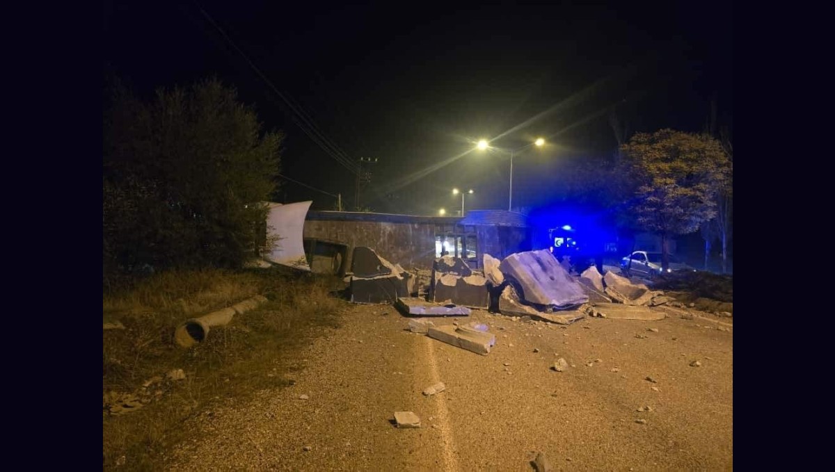 Malatya'da devrilen tır yolu kapattı