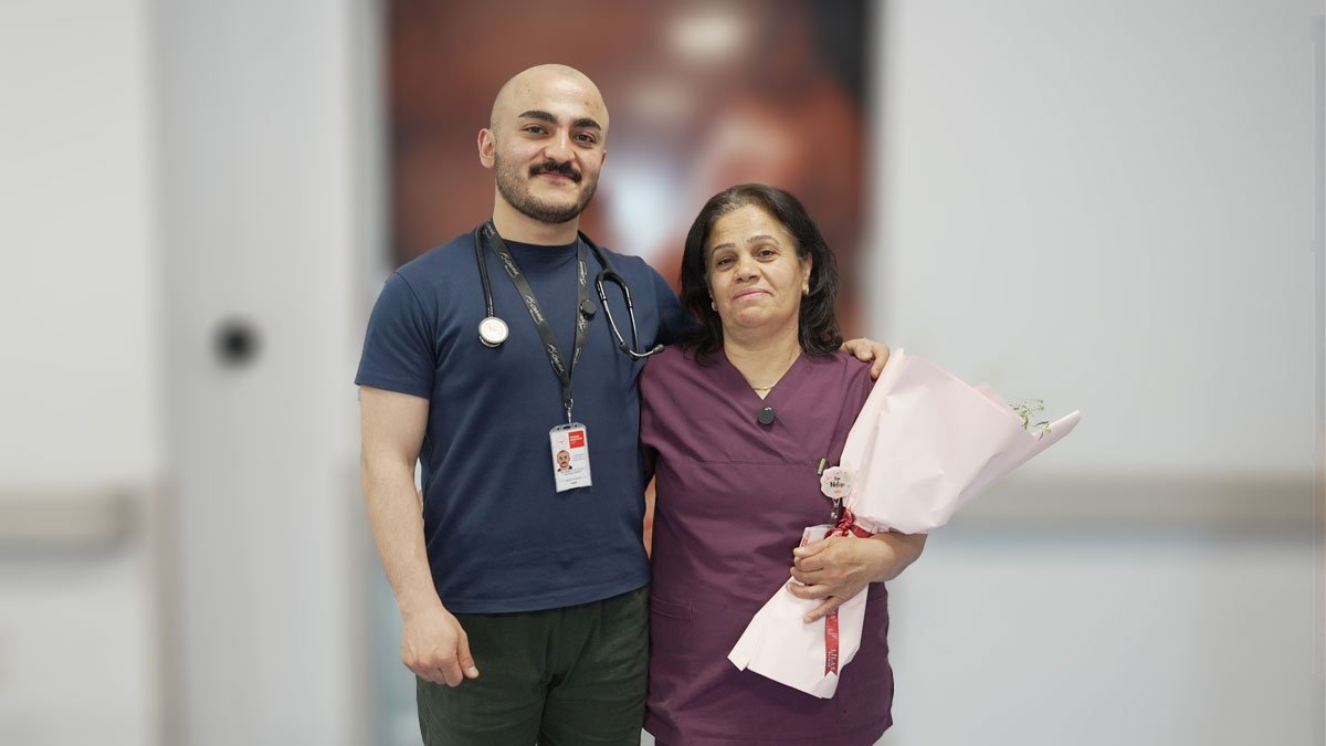 Malatya'da doktor oğul, Ebeler Haftası'nda ebe annesine çiçekle sürpriz yaptı