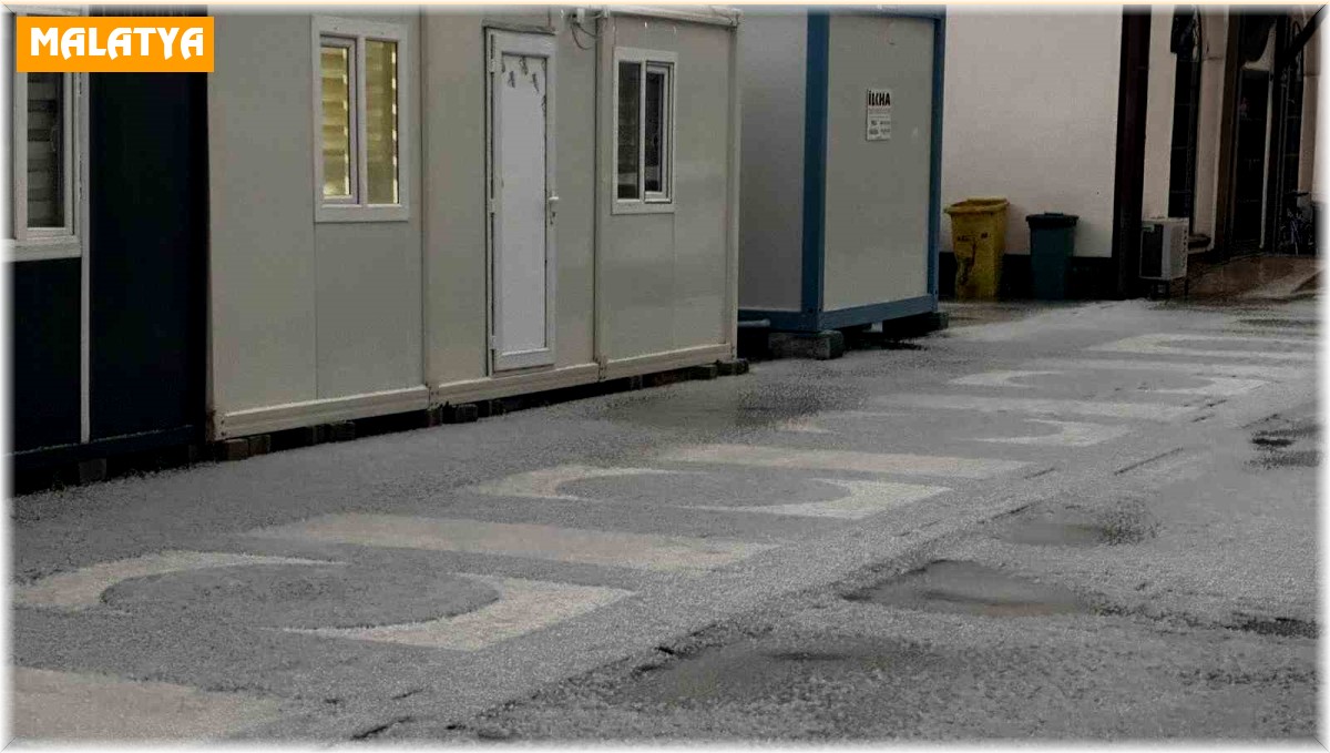 Malatya'da dolu yağışı etkili oldu, yollar beyaza büründü