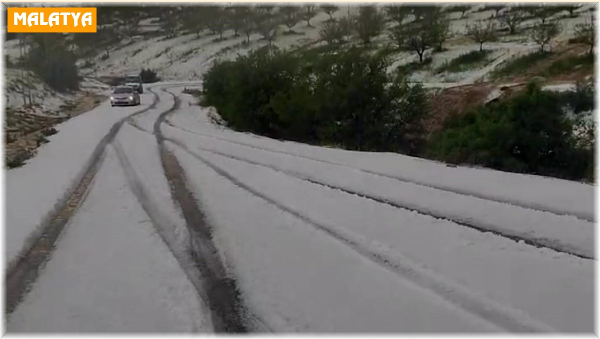 Malatya'da dolu yolları kapattı, çok sayıda araç yolda kaldı