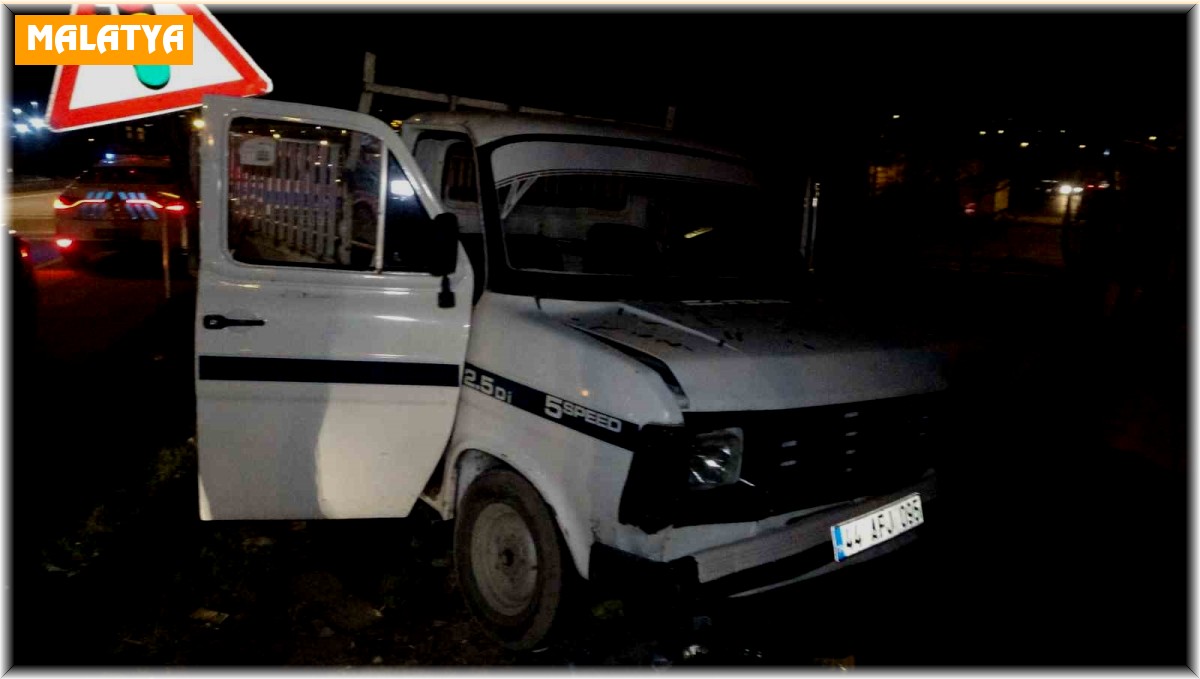 Malatya'da 'dur' ihtarına uymayan araç kaza yaptı