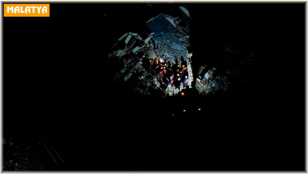 Malatya'da ekiplerin akşam karanlığında çalışması havadan görüntülendi