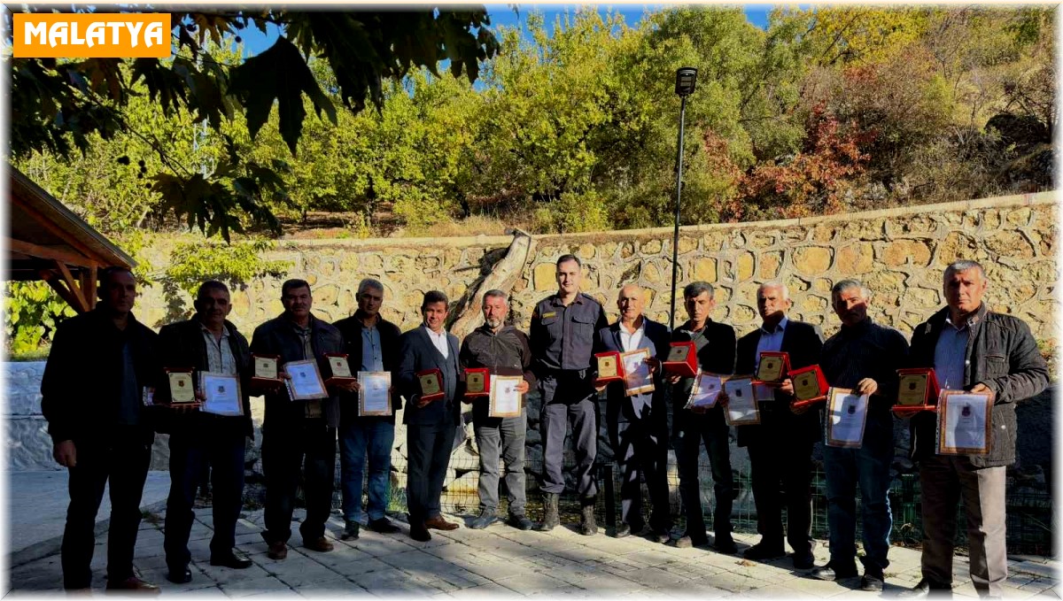 Malatya'da emekliye ayrılan köy korucularına plaket