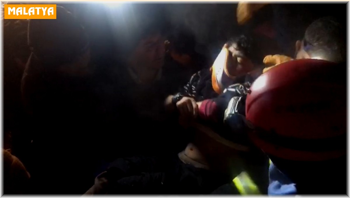 Malatya'da enkaz altında kalan çocuk böyle kurtarıldı