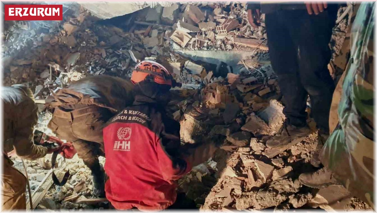 Malatya'da enkaz altındaki yaralı vatandaş işte böyle kurtarıldı