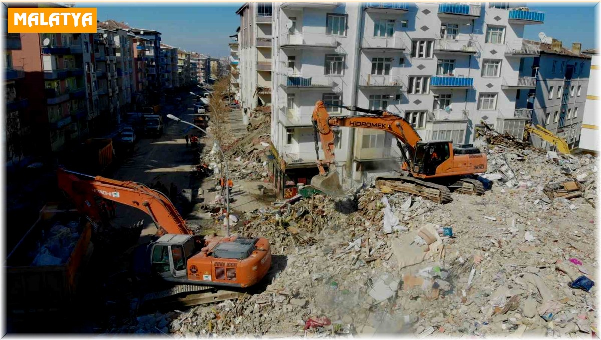 Malatya'da enkaz kaldırma çalışmaları havadan görüntülendi