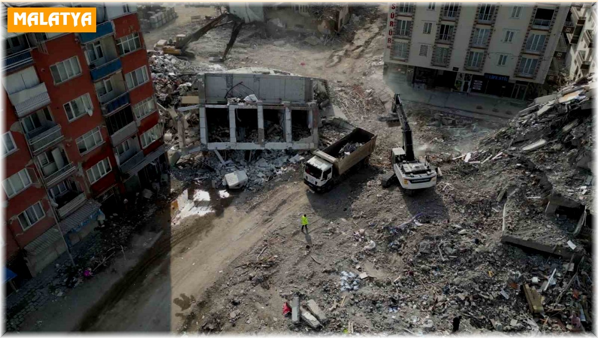 Malatya'da enkaz kaldırma çalışmaları sürüyor