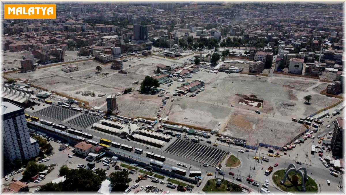 Malatya'da enkazlar kaldırıldıkça binaların yerini boş araziler aldı