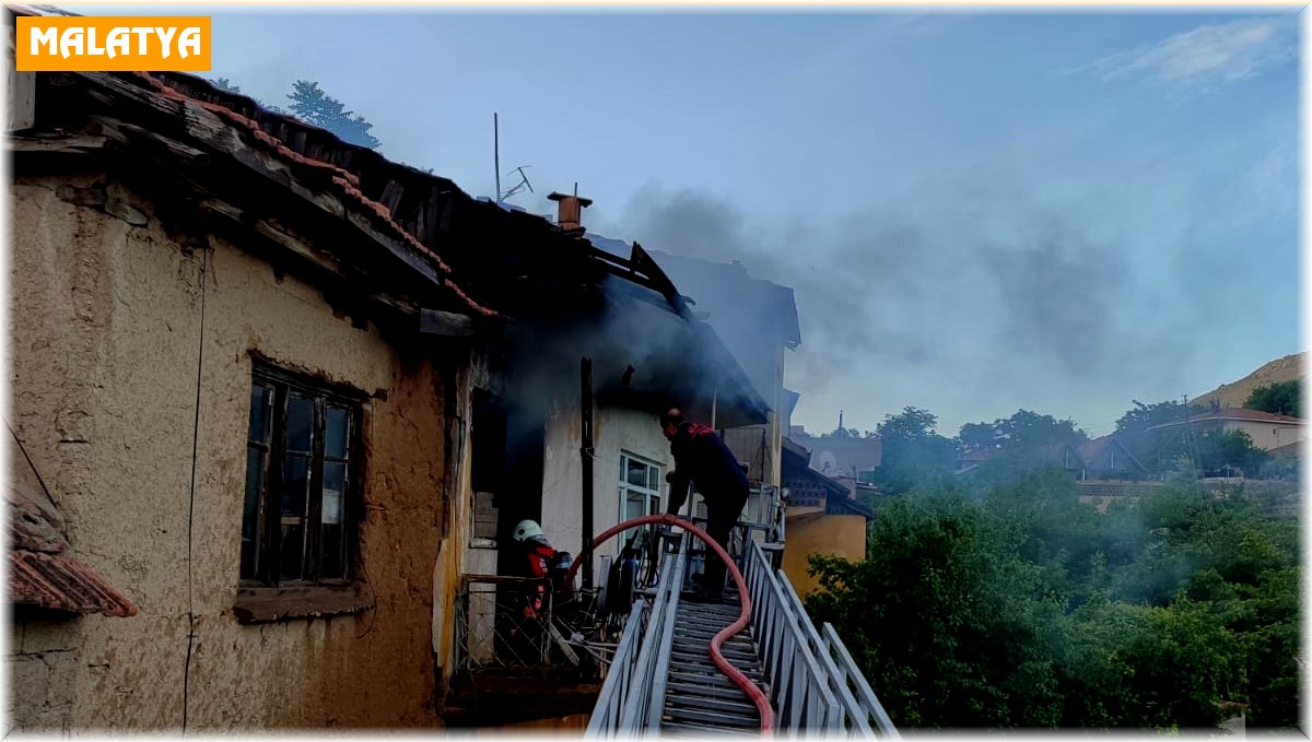 Malatya'da ev yangını, 2 kişi dumandan etkilendi