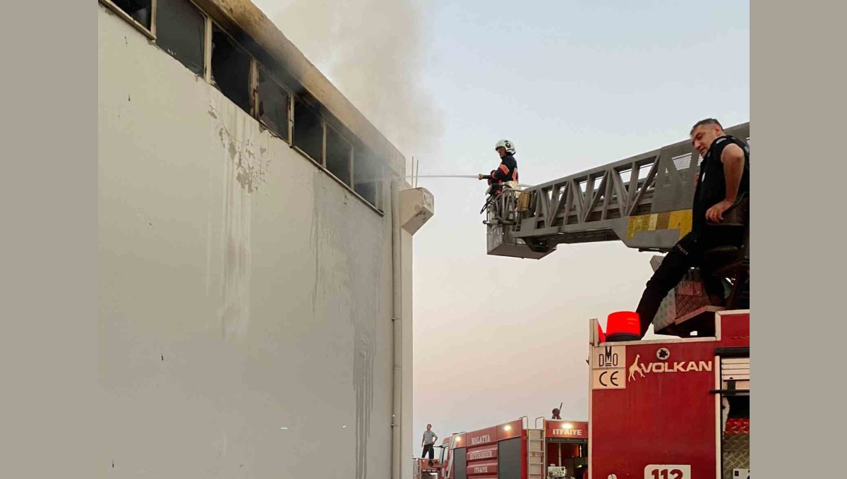 Malatya'da fabrika yangını paniğe neden oldu