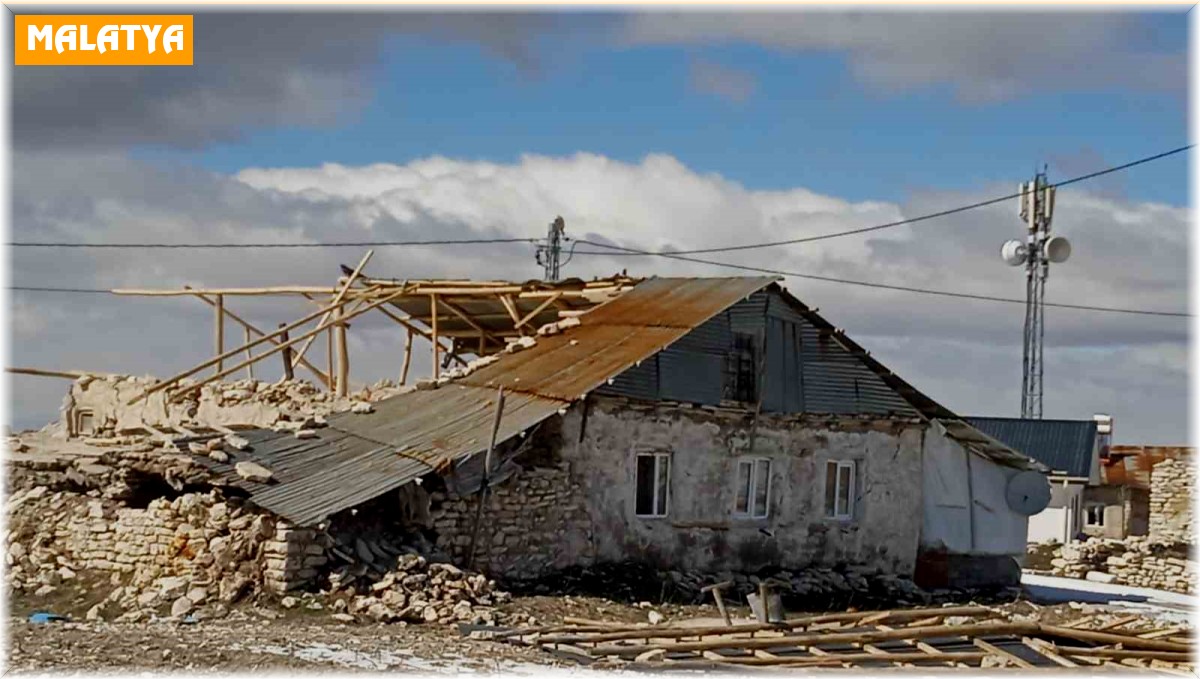 Malatya'da fırtına evlerin çatısını uçurdu