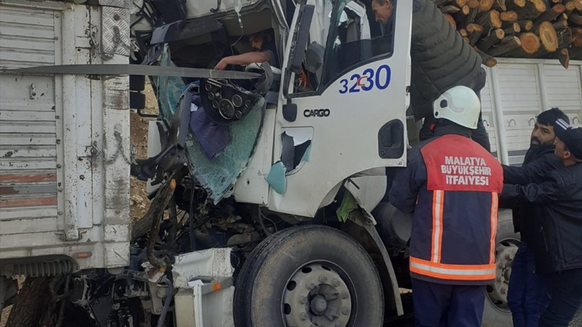 Malatya'da freni patlayan kamyonun karıştığı kazada 1 kişi yaralandı