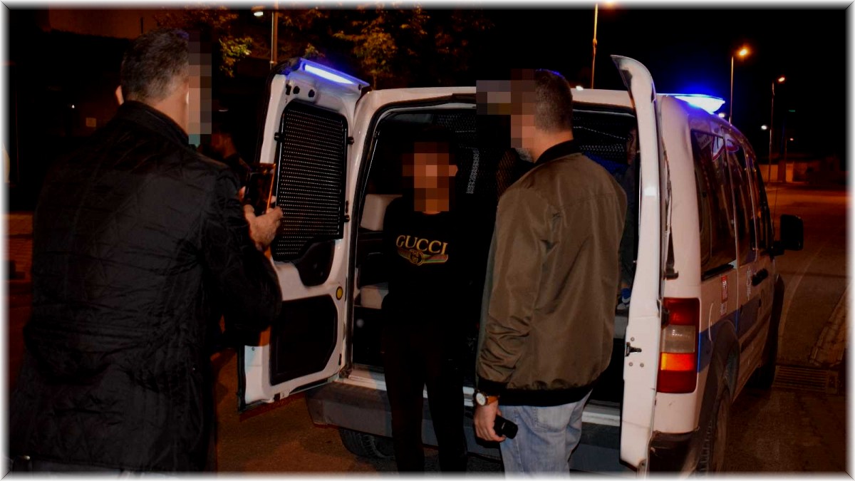 Malatya'da gasp ettikleri araçla polisten kaçarken kaza yapan şüpheliler kıskıvrak yakalandı