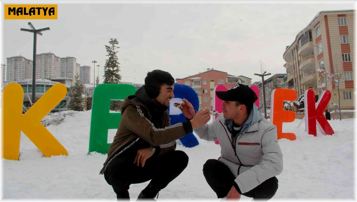 Malatya'da gençler karlı pekmezinin tadını çıkardı