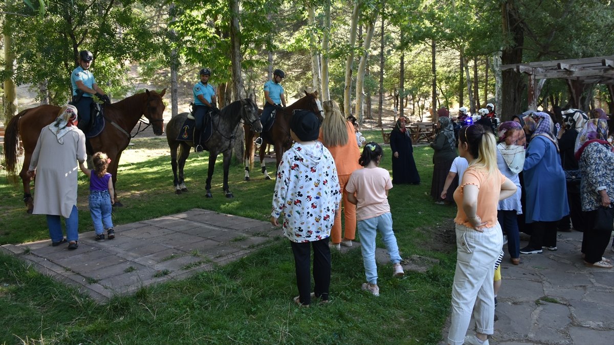 Malatya'da görev yapan atlı jandarma timine çocuklardan ilgi