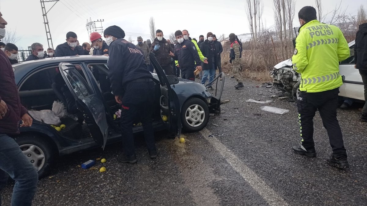 Malatya'da hafif ticari araç ile otomobil çarpıştı: 5 yaralı