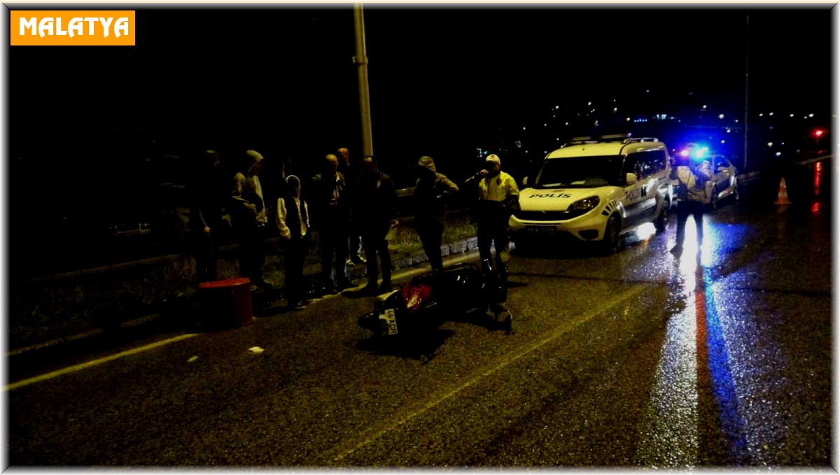 Malatya'da hafif ticari araç motokuryeye çarpıp kaçtı: 2 yaralı