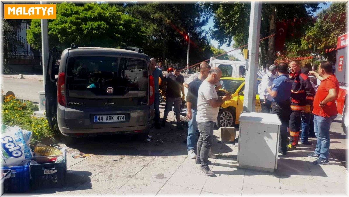 Malatya'da hafif ticari araç otomobille çarpıştı: 6 yaralı